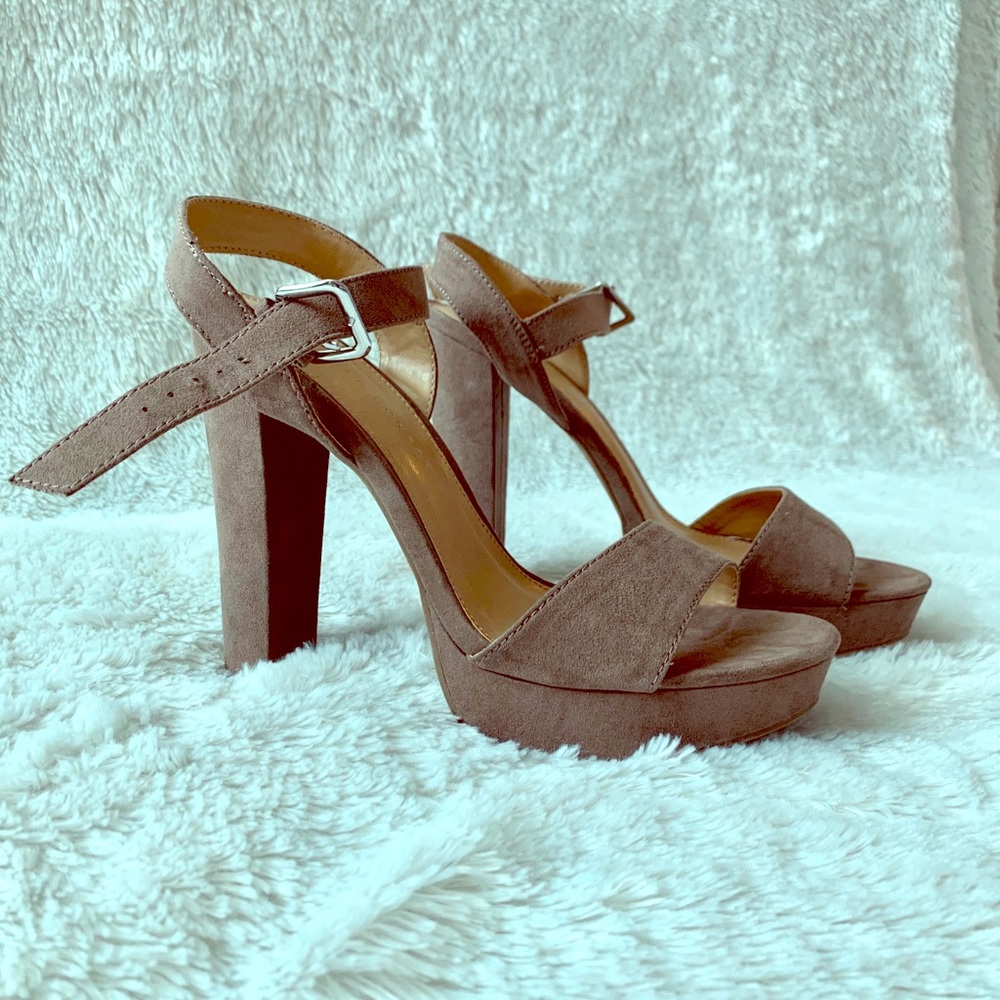 Lauren Conrad suede nude pumps